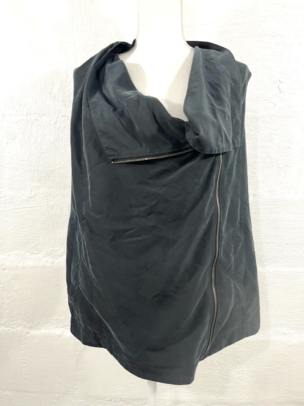 DKNY JEANS SLEEVELESS ZIP TOP/VEST (997)